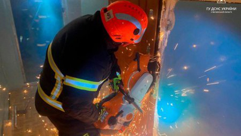 Не виходила на зв’язок: у Луцьку із зачиненої квартири визволили пенсіонерку