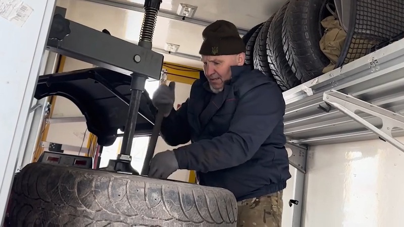 «Дід» з Волині обладнав на передовій мобільну майстерню