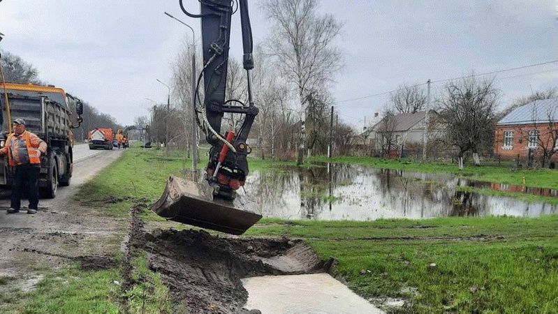 Вздовж трас на Волині розчищають водостічні труби і кювети. ФОТО