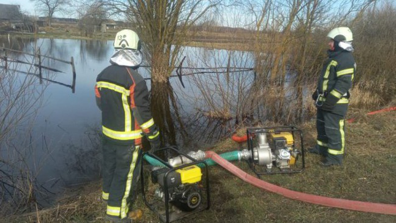 На Волині з підтоплених дворів за день викачали понад дві тисячі кубометрів води