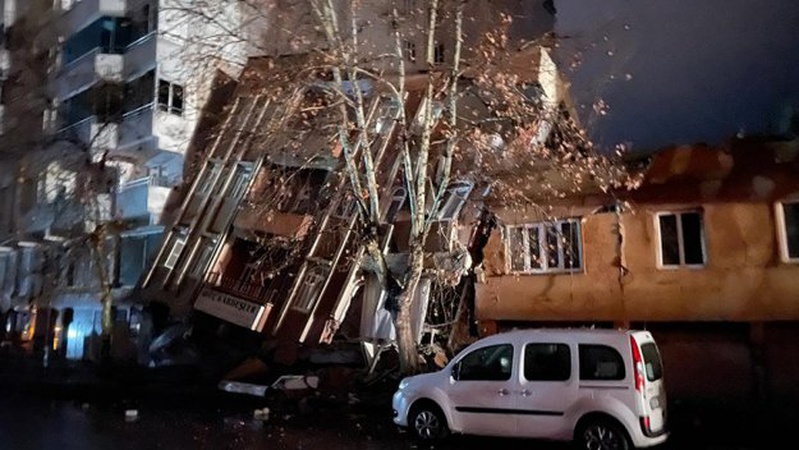 У Туреччині сталося 6 землетрусів поспіль: у країні й сусідній Сирії загинули сотні людей