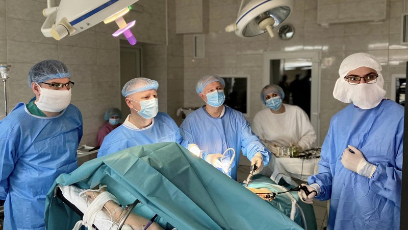 Волинські медики зробили унікальну операцію з видалення раку нирки та каменів у жовчному