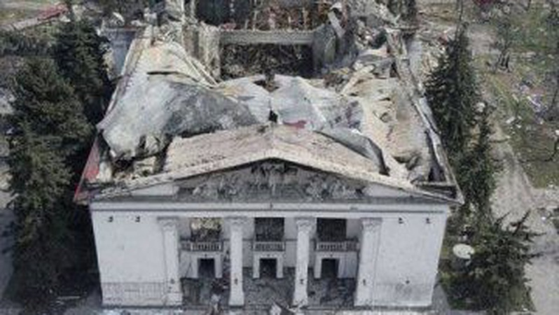 Маріуполь: окупанти заливають бетоном тіла загиблих у Драмтеатрі