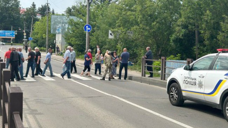 «Не можу змиритися з неправдою»: у Луцьку зупинили похорон воїна і перекрили дорогу, бо не вірять у його природну смерть