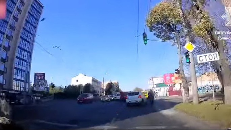У Луцьку велосипедист ледь не втрапив під колеса автівки. ВІДЕО