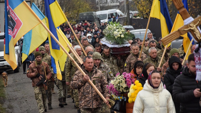 У Любешові провели в останню дорогу загиблого Героя Ігоря Савчука