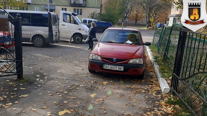 У Луцьку часто фіксують неправильно припарковані автомобілі