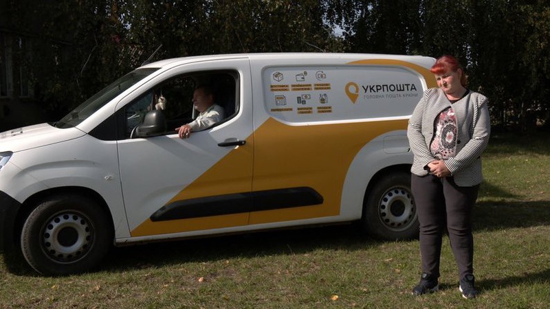 Як працюють листоноші пересувних поштових відділень на Волині