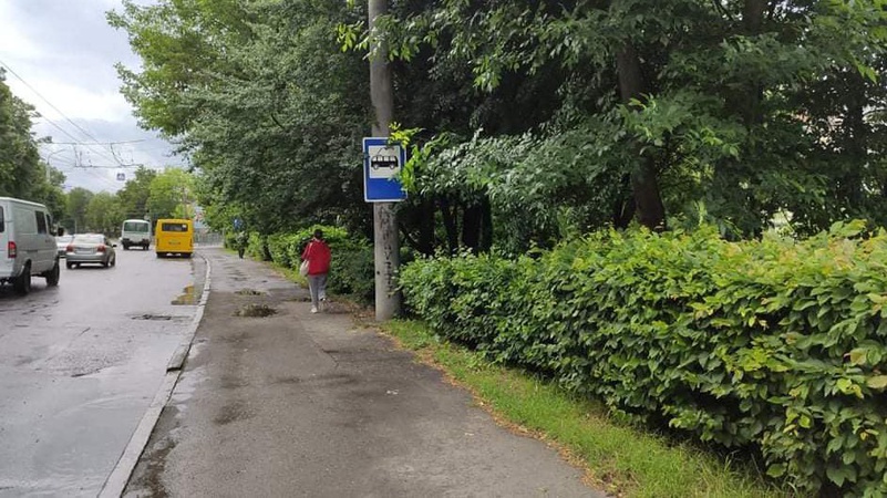 Біля луцького парку встановили зупинку