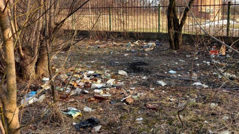 Скло, пляшки, шприци: лучанка скаржиться на захаращену територію біля стадіону