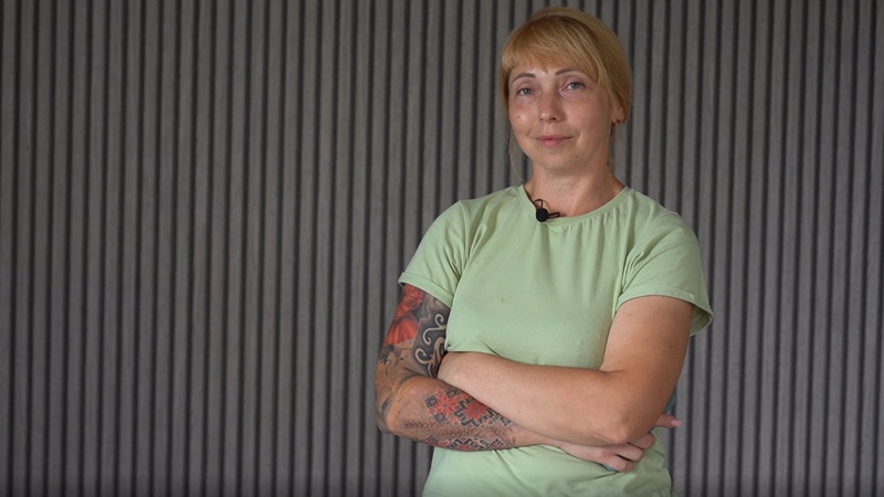 Вона навчає підлітків розбирати і збирати рушницю в польових умовах