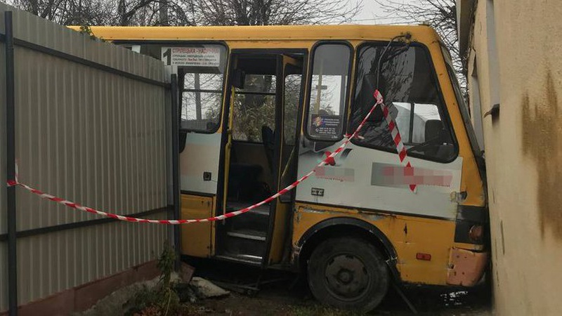 Водій луцької маршрутки, яка в’їхала в житловий будинок, працював перший день