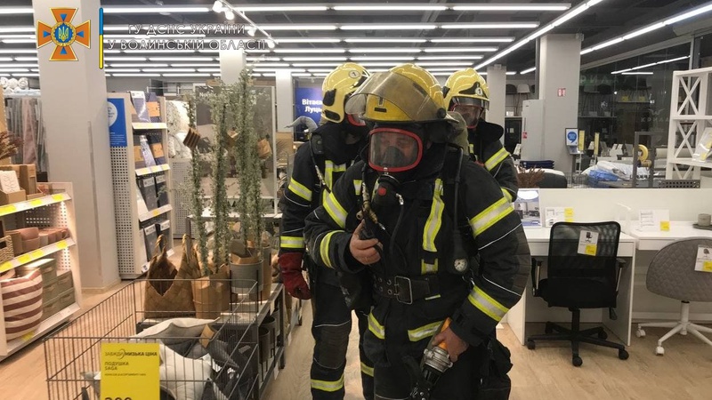 У Луцьку з самого ранку рятувальники окупували торгівельний центр. ФОТО