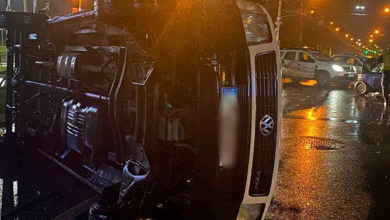 У Луцьку «жигулі» протаранили бус, той перекинувся