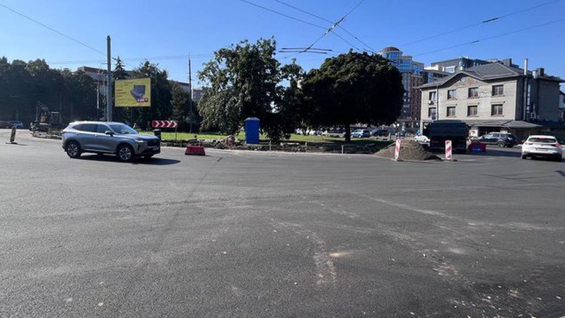У Луцьку ремонтують дорогу на кільці поблизу проспекту Грушевського
