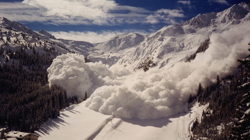 У гори краще не ходити. Українців попередили про лавинну небезпеку