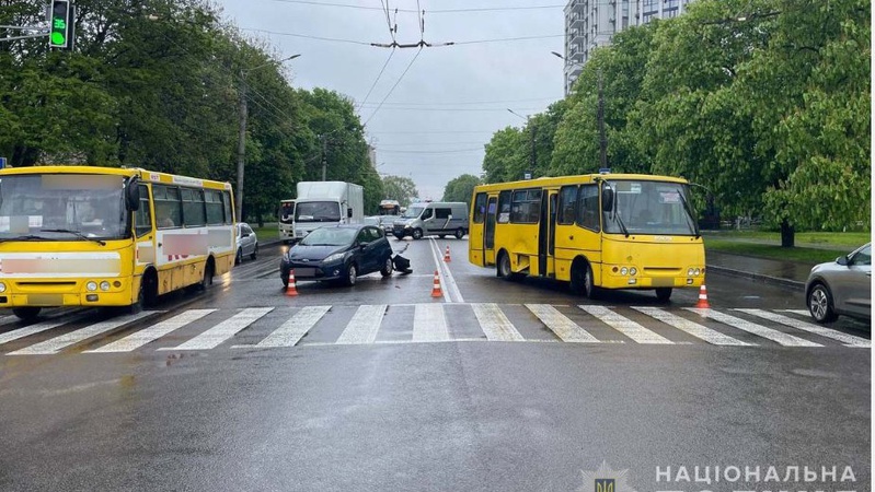 У Луцьку зіткнулися маршрутка та легковик