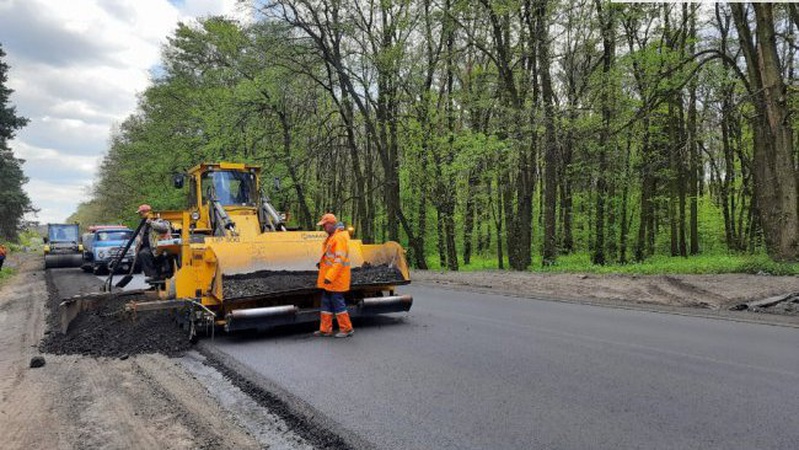 На автодорозі Луцьк – Ківерці завершують облаштування узбіч: водіїв закликають бути обережними. ФОТО