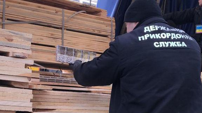 На «Ягодині» серед дошок виявили велику партію цигаркової контрабанди