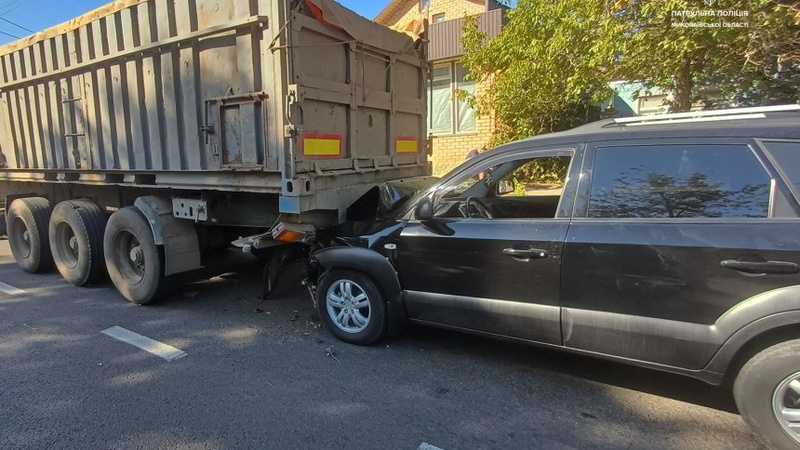 У Луцьку легковик в’їхав у вантажівку, яка стояла посеред дороги