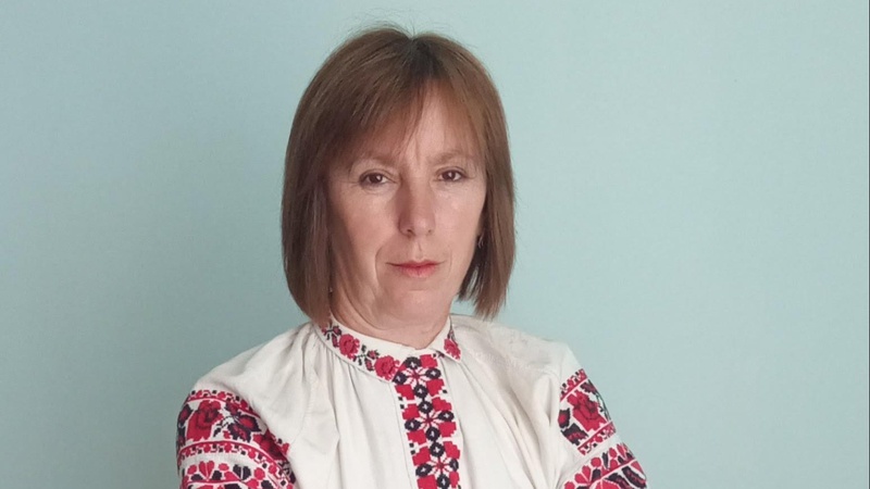 Вчителька з Волині передала до шкільного музею 90-річну вишиванку