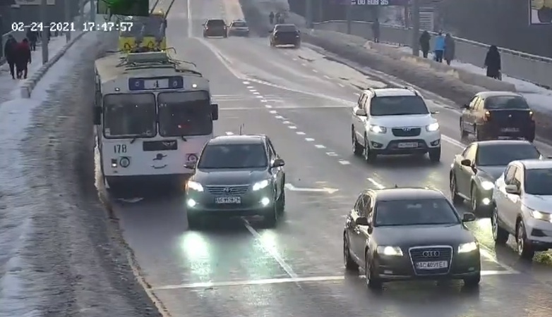 Показали, як у Луцьку тролейбус в’їхав у легковик. ВІДЕО