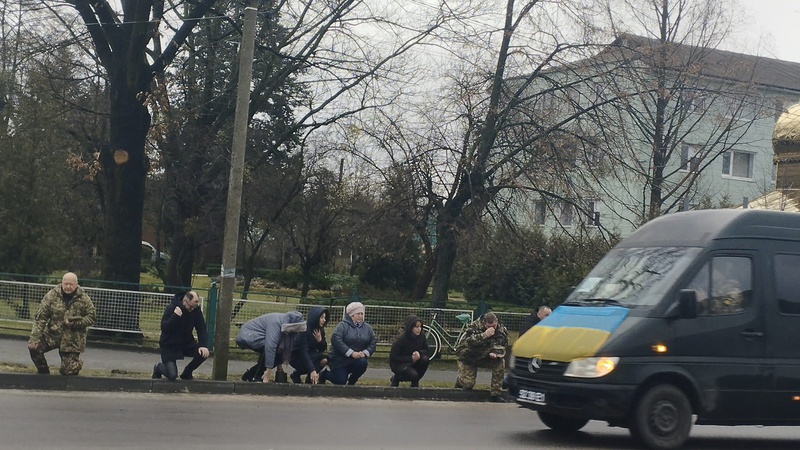 На Волині люди навколішки зустріли Героя Олександра Костюка