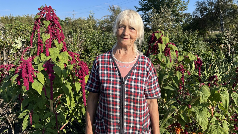 Подружжя з Волині дбає, щоб на Алеї Героїв завжди були квіти