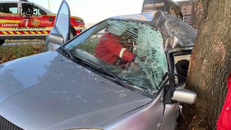 Загинула жінка та постраждав підліток: у Луцькому районі авто влетіло в дерево