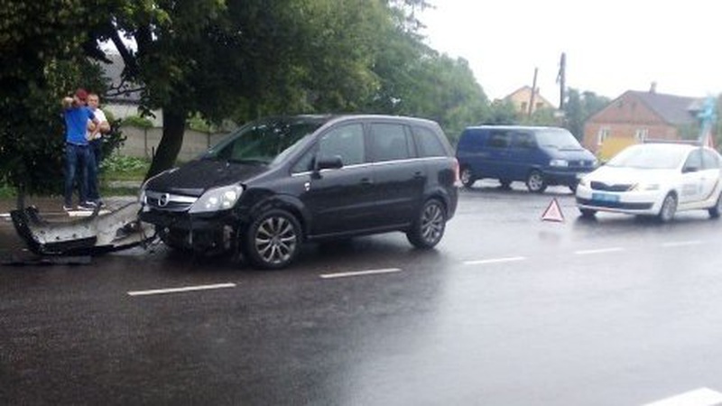 Поблизу Луцька зіткнулися легковик та бус