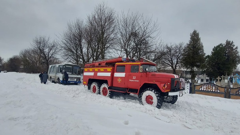 На Волині у сніговій пастці опинився рейсовий автобус