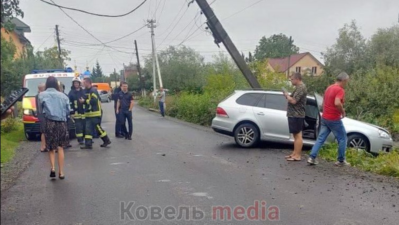 На Волині водій легковика зніс електроопору