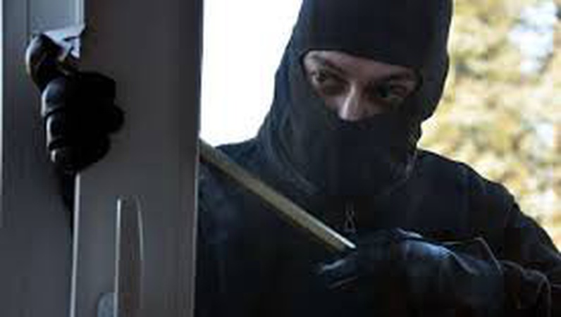 Погрожуючи жінці ножем, пограбував: судили чоловіка, який у Луцьку проник у будинок