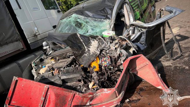 У Луцькому районі водій виїхав на зустрічну і зіткнувся з двома авто. ФОТО