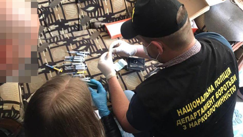 Обшукали квартиру волинянина, який розповсюджував наркотики. ФОТО