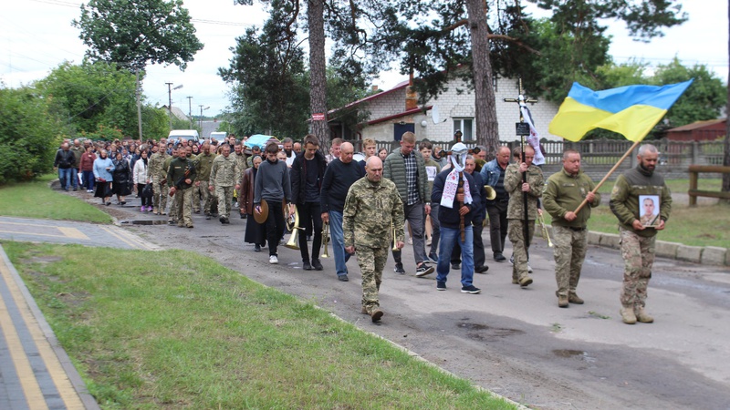 Плакали всі, навіть небо: заквітчаною дорогою востаннє провели воїна з Волині Андрія Іщика