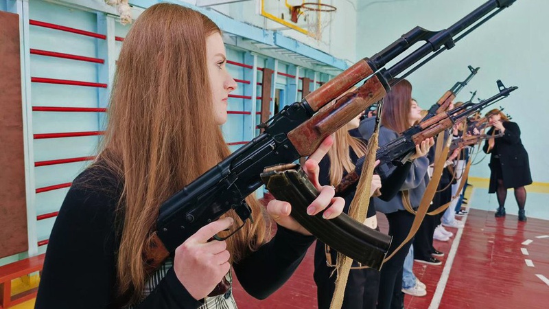 У коледжі в Луцьку молодь вчили керувати дроном, тримати автомат у руках і надавати меддопомогу