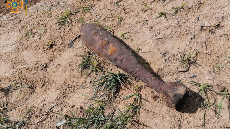 Під час рівняння дороги на Волині знайшли мінометну міну