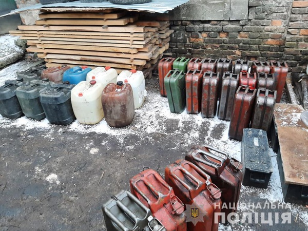У Луцьку працювала підпільна заправка і міні-цех із виготовлення фальсифікату