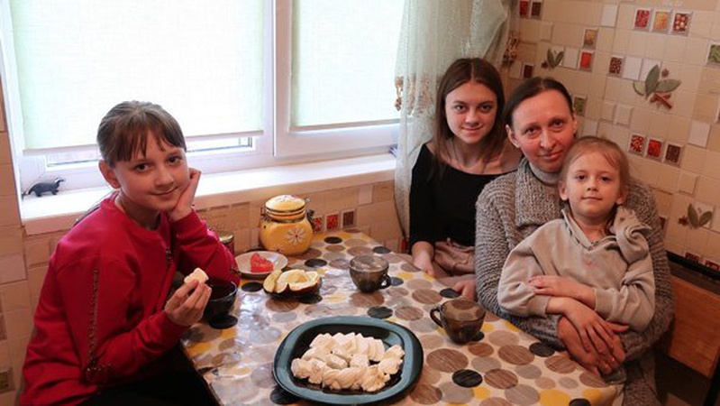 Молода сім’я з Волині проміняла місто на село і тримає шість корів