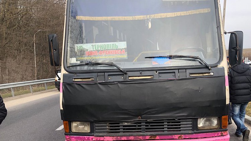 На трасі Ковель-Тереблече з автобуса під час руху випала жінка