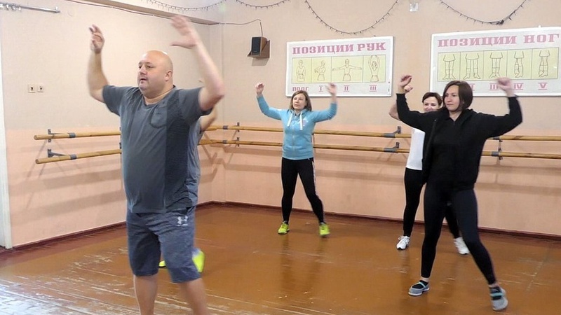 Хореограф-переселенець з Миколаївщини організував у громаді заняття з аеробіки. ВІДЕО