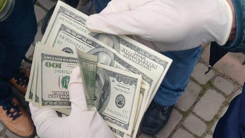 Поліцейський з Волині взяв 800 доларів хабаря