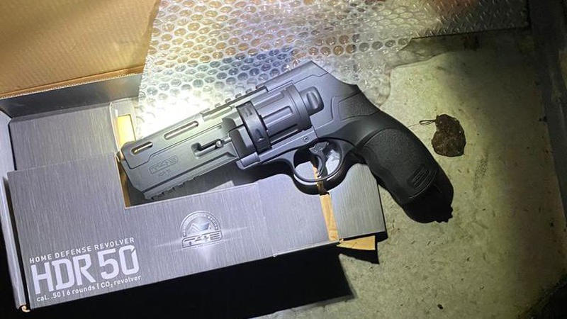 На «Ягодині» митники вилучили у чоловіка пістолет під час огляду автівки