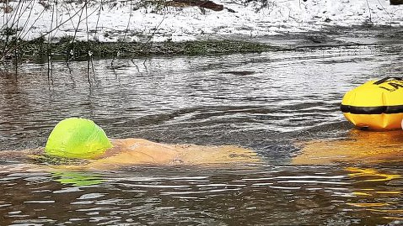 У Луцьку чоловік плавав у крижаній воді без гідрокостюма