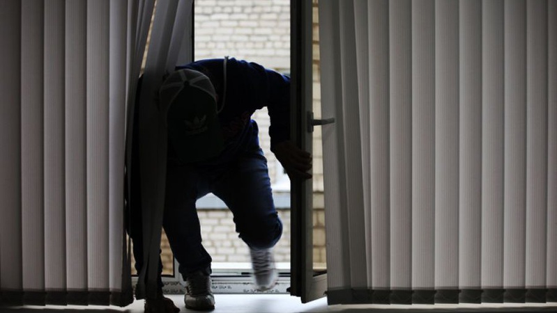 У Луцьку чоловік проник у будинок та поцупив м’ясо та сало