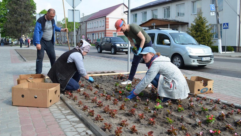 У Камені-Каширському  висадили 5 тисяч квітів