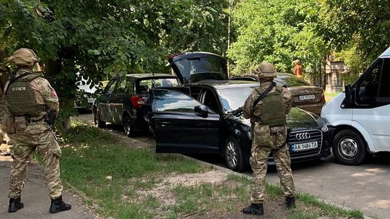 Колишній спецпризначенець організував банду, яка здійснила понад 20 нападів на суддів і чиновників