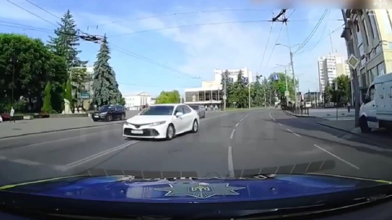 Перетнув подвійну суцільну: у Луцьку патрульні зупинили порушника ПДР