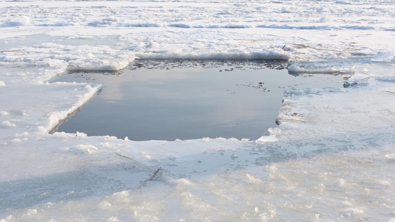 З’явилося відео смертельного стрибка чоловіка в ополонку на Дніпропетровщині